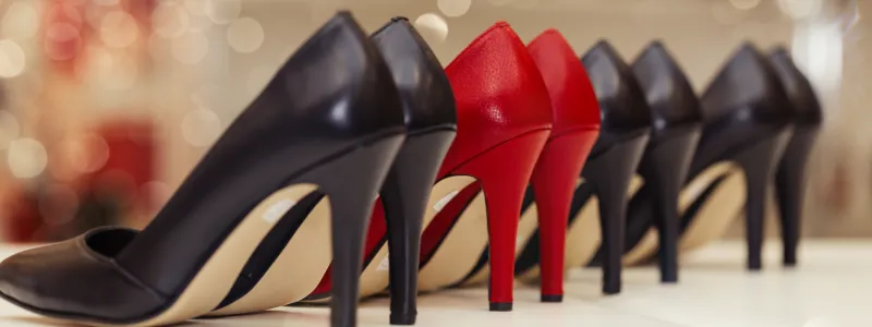 Famous Heels of All Time 5 Classic leather high-heeled shoes in the most popular colors - black and white.
